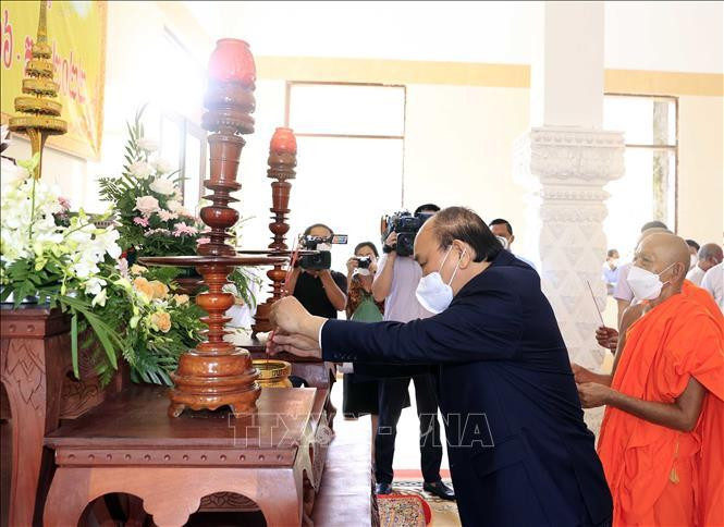 Chủ tịch nước Nguyễn Xuân Phúc dâng hương tại Học viện Phật giáo Nam tông Khmer.