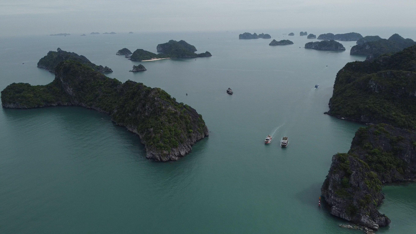 Lan Hạ với mặt nước phẳng lặng như tấm gương màu xanh in bóng mây dáng núi; sự nhộn nhịp của những làng chài nuôi cá trên vịnh; những bãi cát vàng ẩn hiện... Lan Hạ với mặt nước phẳng lặng như tấm gương màu xanh in bóng mây dáng núi; sự nhộn nhịp của những làng chài nuôi cá trên vịnh; những bãi cát vàng ẩn hiện...