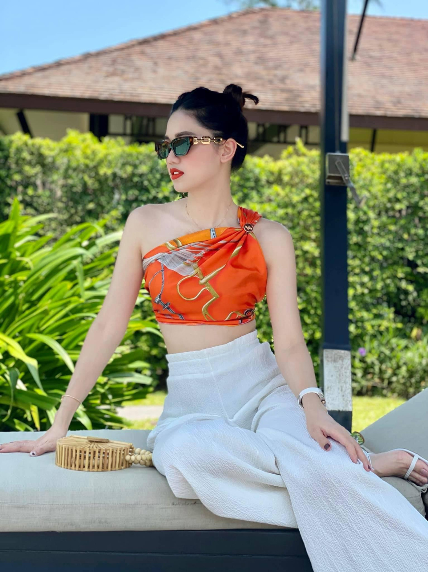 Á hậu Việt Nam 2016 Ngô Thanh Thanh Tú sinh con trai đầu lòng vào khoảng giữa tháng 6/2019. Đến tháng 10/2021, cô sinh con trai thứ hai cho chồng doanh nhân Nguyễn Thành Phương.