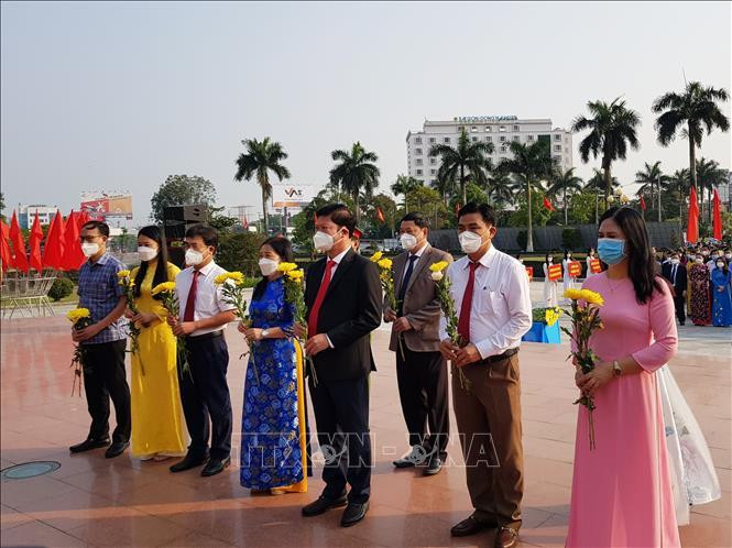 Các đại biểu dự Lễ dâng hoa tại Tượng đài Tổng Bí thư Lê Duẩn ở Công viên Lê Duẩn, thành phố Đông Hà, tỉnh Quảng Trị.
