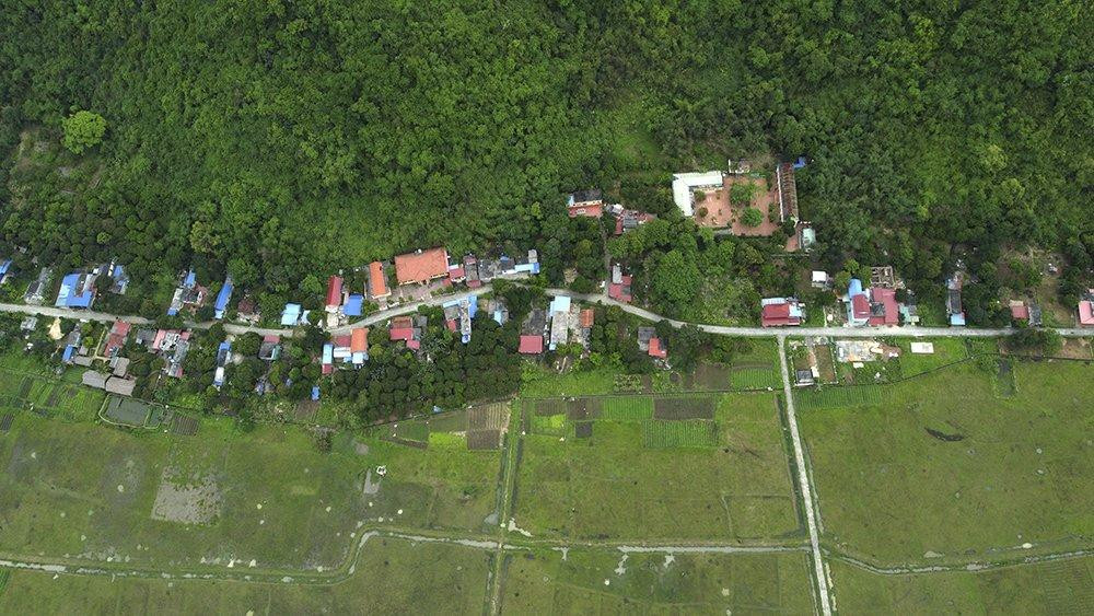 Cập bến Việt Hải, đoàn được trải nghiệm sản phẩm OCOP du lịch cộng đồng với vẻ đẹp thiên nhiên hoang sơ, hữu tình; những giá trị về văn hóa, lịch sử thể hiện qua các di tích như Nhà Cũ, Hang Rơi, Đồi Hải Quân; những ngôi nhà yên bình dưới những rặng nhãn, vườn mít; những nếp nhà tranh vách đất... Cập bến Việt Hải, đoàn được trải nghiệm sản phẩm OCOP du lịch cộng đồng với vẻ đẹp thiên nhiên hoang sơ, hữu tình; những giá trị về văn hóa, lịch sử thể hiện qua các di tích như Nhà Cũ, Hang Rơi, Đồi Hải Quân; những ngôi nhà yên bình dưới những rặng nhãn, vườn mít; những nếp nhà tranh vách đất...