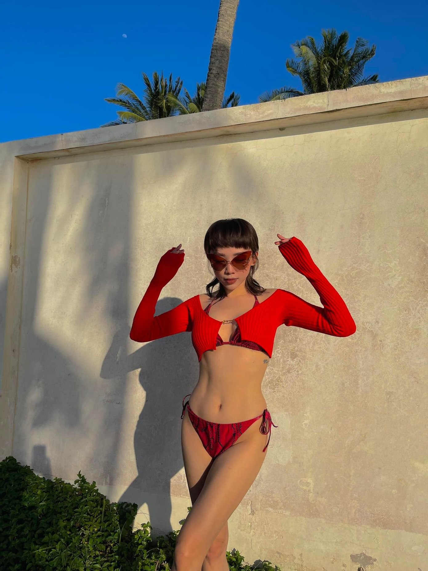 Về phía mình, Tóc Tiên từng thẳng thắn chia sẻ quan điểm của mình về định nghĩa hôn nhân: "Thấy mọi người nặng nề về việc trước và sau hôn nhân quá chứ riêng tôi và đối tác thì thấy bình thường. Tôi còn không đeo nhẫn cưới, đại loại là với một đôi không care về hình thức và theo stoicism như chúng tôi thì còn yêu nhau là còn hôn nhân". Về phía mình, Tóc Tiên từng thẳng thắn chia sẻ quan điểm của mình về định nghĩa hôn nhân: "Thấy mọi người nặng nề về việc trước và sau hôn nhân quá chứ riêng tôi và đối tác thì thấy bình thường. Tôi còn không đeo nhẫn cưới, đại loại là với một đôi không care về hình thức và theo stoicism như chúng tôi thì còn yêu nhau là còn hôn nhân".