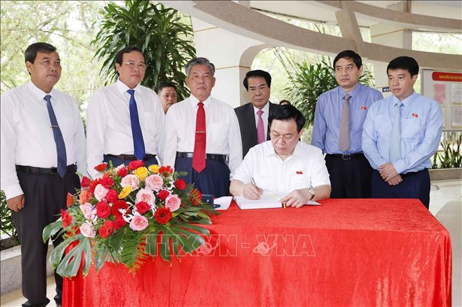 Chủ tịch Quốc hội Vương Đình Huệ viết lưu bút tại Đền thờ Chủ tịch Hồ Chí Minh. Ảnh: Doãn Tấn/TTXVN. Chủ tịch Quốc hội Vương Đình Huệ viết lưu bút tại Đền thờ Chủ tịch Hồ Chí Minh. Ảnh: Doãn Tấn/TTXVN.