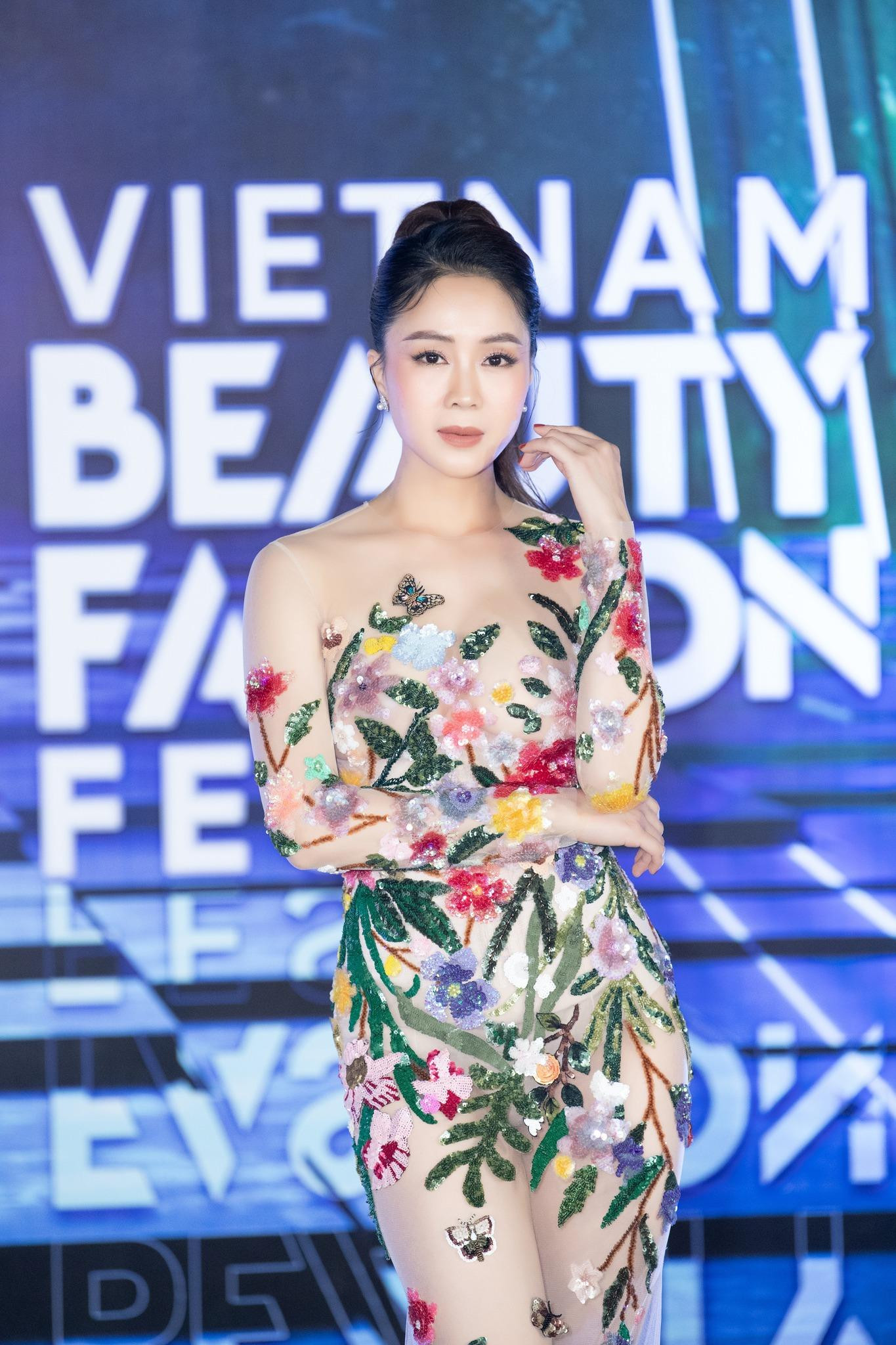 Cũng tại sự kiện này, Hồng Diễm diện một thiết kế quen thuộc với Hoa hậu Đỗ Thị Hà khi người đẹp xứ Thanh từng diện trong cuộc thi Miss World cách đây không lâu.