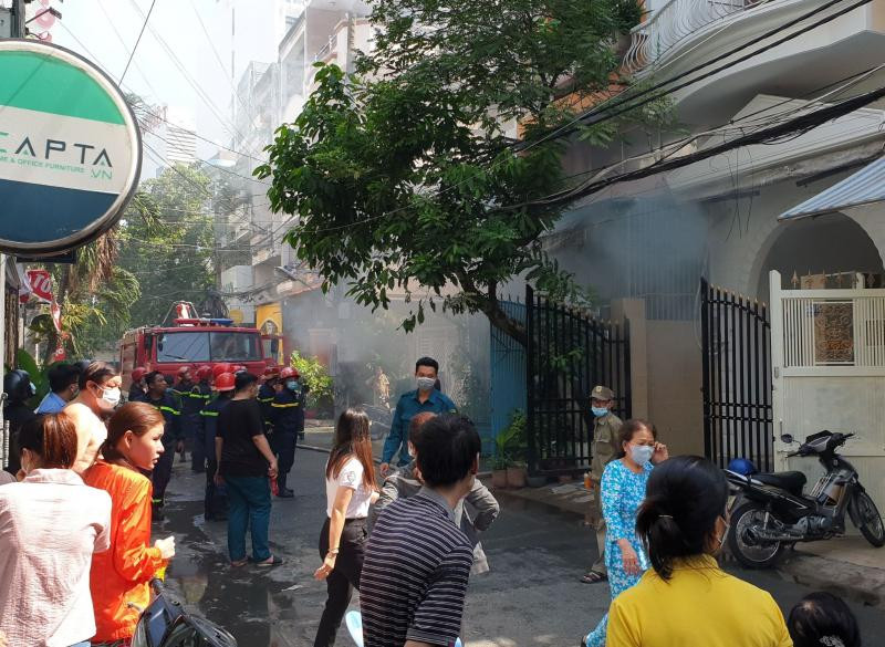 Đám cháy bùng phát tại căn nhà ngăn phòng cho thuê trong hẻm, nhiều người bị mắc kẹt.