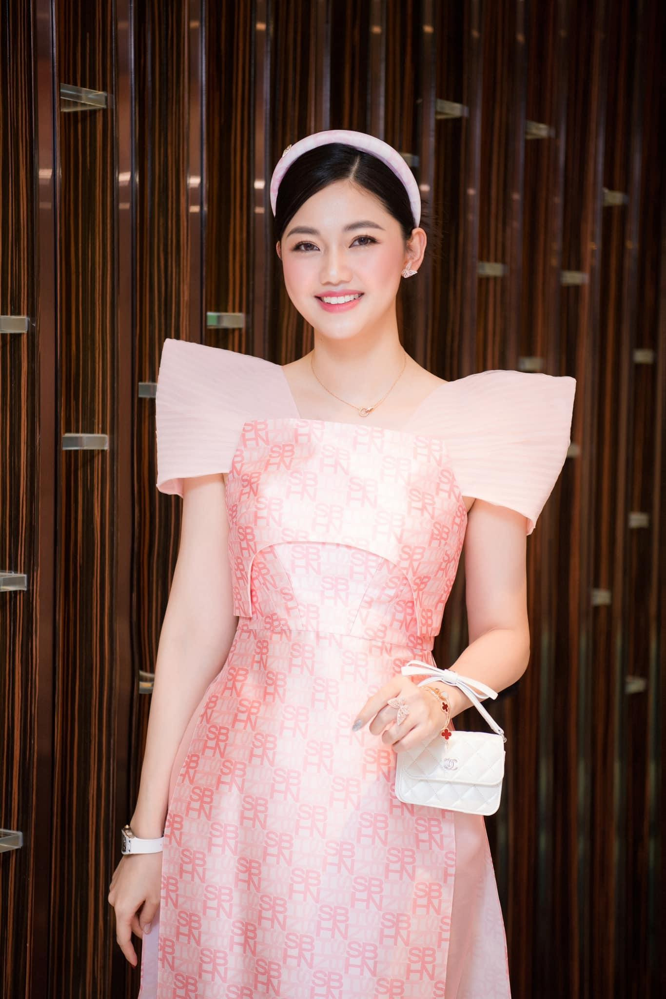 Người đẹp Ngô Thanh Thanh Tú giành ngôi vị Á hậu 1 tại cuộc thi Hoa hậu Việt Nam 2016. Cô nàng gây ấn tượng đặc biệt từ vòng sơ loại cuộc thi Hoa hậu Việt Nam 2016 với chiều cao 1m81 và số đo 3 vòng: 81-62-99 cm.