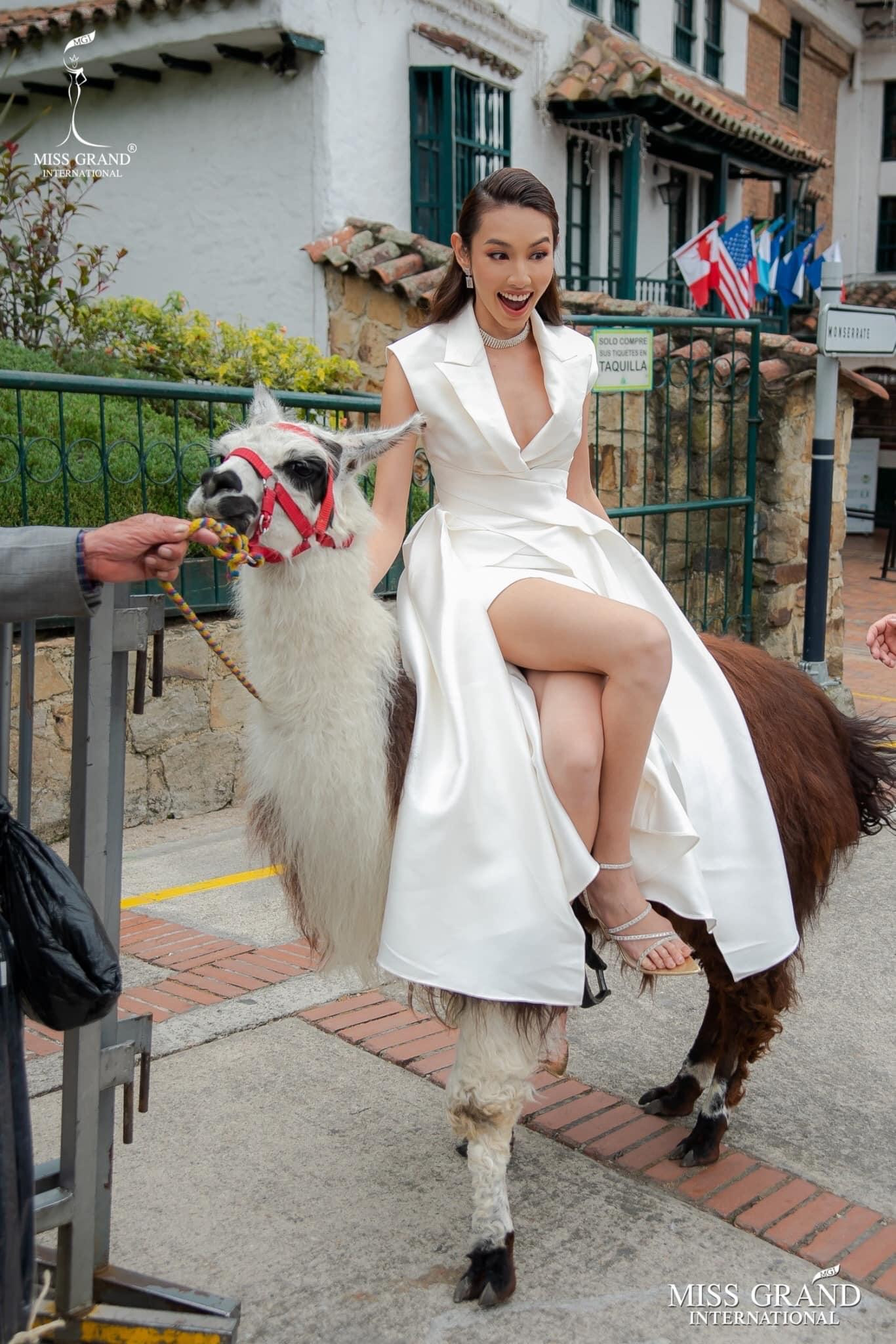 Biểu cảm dễ thương của Thùy Tiên khi ngồi kiểu Hoa hậu trên lưng lạc đà.