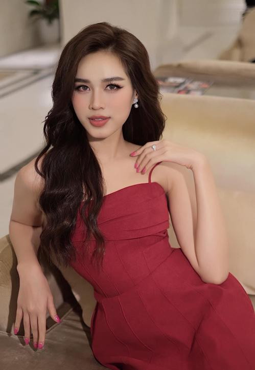 ...thì Đỗ Hà khoe vai trần gợi cảm.