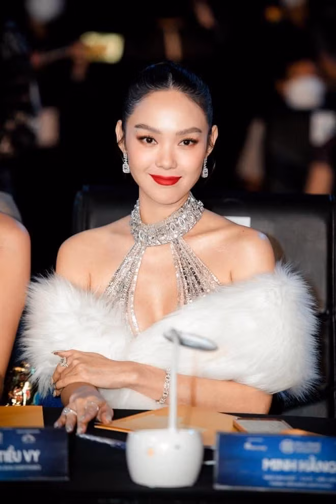 Minh Hằng sinh năm 1987, hoạt động ở vai trò ca sĩ, diễn viên. Cô từng gây chú ý qua các bộ phim như: Mộng phù du, Gọi giấc mơ về, Ngã rẽ cuộc đời, Ngôi nhà hạnh phúc, Mẹ ác ma cha thiên sứ, Giải cứu thần chết, Những nụ hôn rực rỡ, Bao giờ có yêu nhau, Sắc đẹp ngàn cân, gần nhất là Bẫy ngọt ngào...