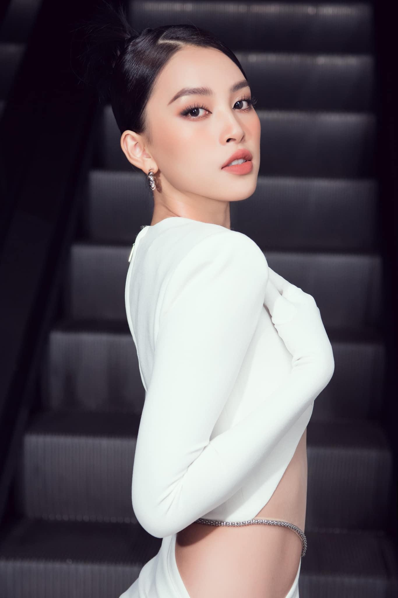 Hoa hậu Tiểu Vy gần như không có góc chết. Ngay cả trong những khung hình chụp cận, người hâm mộ khó lòng tìm ra được khuyết điểm nào trên gương mặt của nàng hậu xứ Quảng.