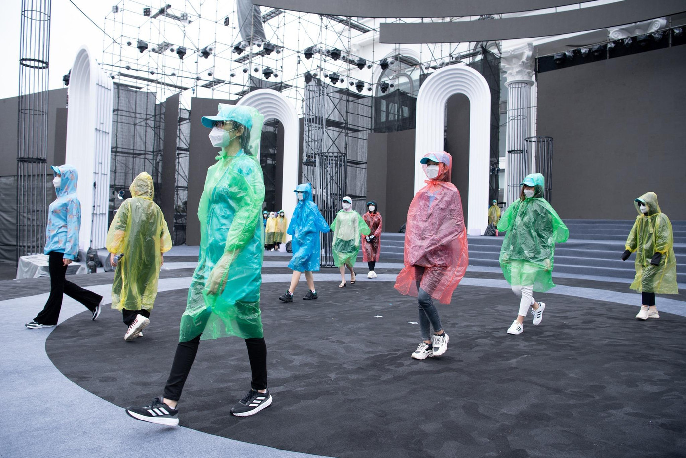 Đường runway vì ướt mưa nên khá trơn trượt và khiến một số thí sinh chưa có kinh nghiệm trình diễn catwalk còn e ngại.