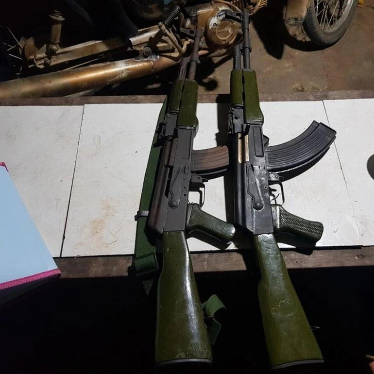 Súng AK hoán cải bị Hồ Văn Cải lấy trộm được công an thu giữ (Ảnh: Công an Trà Bồng). Súng AK hoán cải bị Hồ Văn Cải lấy trộm được công an thu giữ (Ảnh: Công an Trà Bồng).