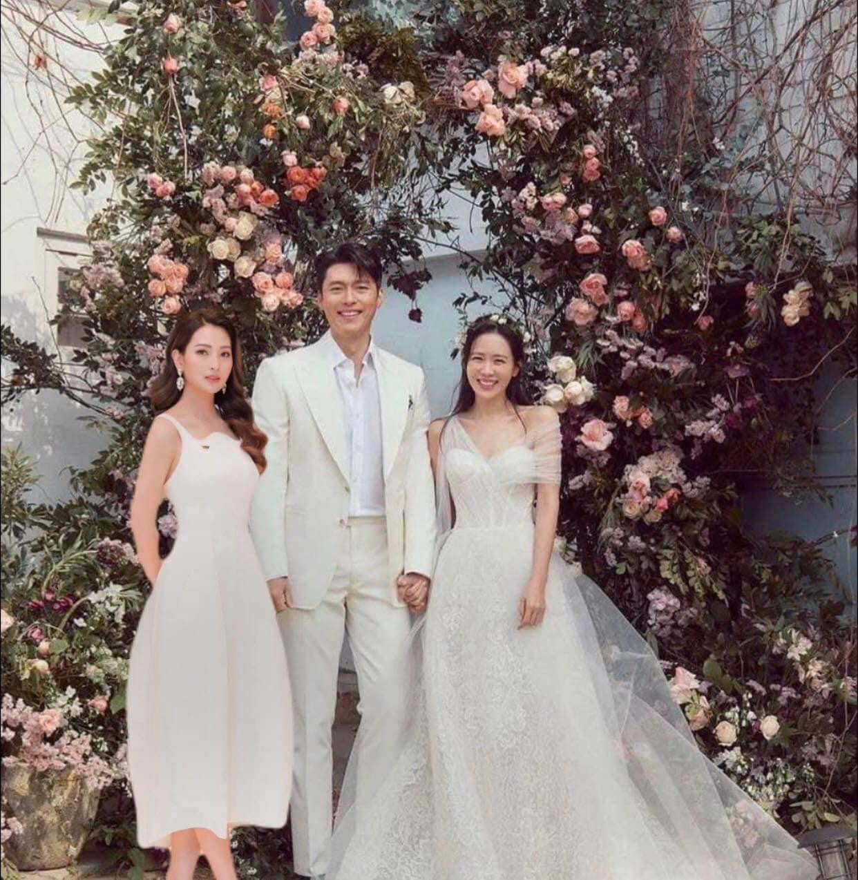 “Dù em Trang bận rộn quay hình khắp nơi nhưng vẫn không quên đến dự đám cưới anh chị”- MC Huyền Trang hài hước viết. “Dù em Trang bận rộn quay hình khắp nơi nhưng vẫn không quên đến dự đám cưới anh chị”- MC Huyền Trang hài hước viết.