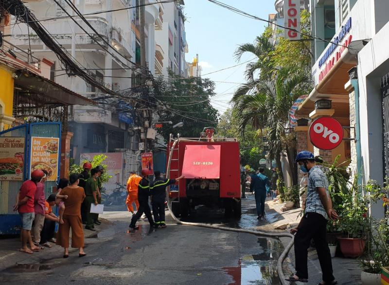 Người dân kịp thời phá cửa giải cứu 4 người mắc kẹt trong đám cháy.