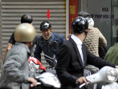 Sau khi bị nhà báo Thiên đạp đổ và lao đến khống chế tên cướp (có đánh mũi tên màu đỏ) liên tục kêu la mình bị cướp để hòng tháo chạy. Ảnh: Sơn Dương