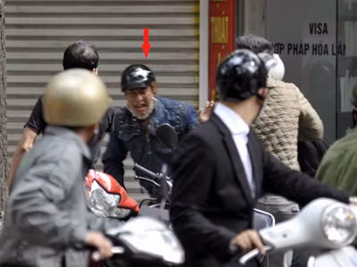 Sau khi bị nhà báo Thiên đạp đổ và lao đến khống chế tên cướp (có đánh mũi tên màu đỏ) liên tục kêu la mình bị cướp để hòng tháo chạy. Ảnh: Sơn Dương