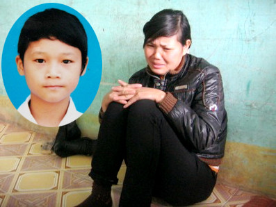 Chị Bùi Thị Lựu, mẹ nạn nhân Nguyễn Đình Đào hồi tưởng về con (ảnh lớn)và di ảnh của em Nguyễn Đình Đào (ảnh nhỏ). Ảnh: Xuân Thắng Chị Bùi Thị Lựu, mẹ nạn nhân Nguyễn Đình Đào hồi tưởng về con (ảnh lớn)và di ảnh của em Nguyễn Đình Đào (ảnh nhỏ)