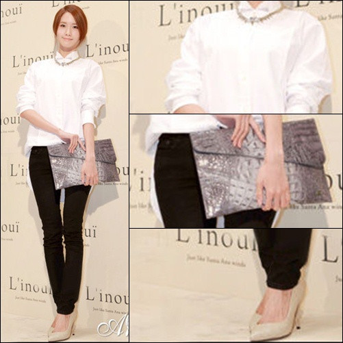 Nữ ca sĩ xinh đẹp tạo cho mình diện mạo thanh lịch với set đồ: áo sơ mi trắng, quần jeans ôm, ví cầm tay cùng tone và giày mũi nhọn