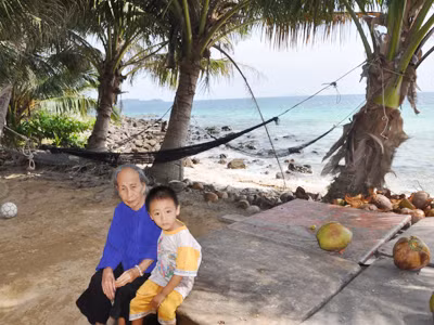 ”Chúa” đảo Trần Thị Thêm và người cháu ngoại trên đảo Mây Rút