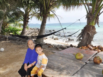 ”Chúa” đảo Trần Thị Thêm và người cháu ngoại trên đảo Mây Rút