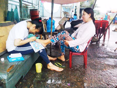 Vẽ móng chân cho mẹ trên quê cũ. Ảnh: T.N.A. Vẽ móng chân cho mẹ trên quê cũ Ảnh: T.N.A