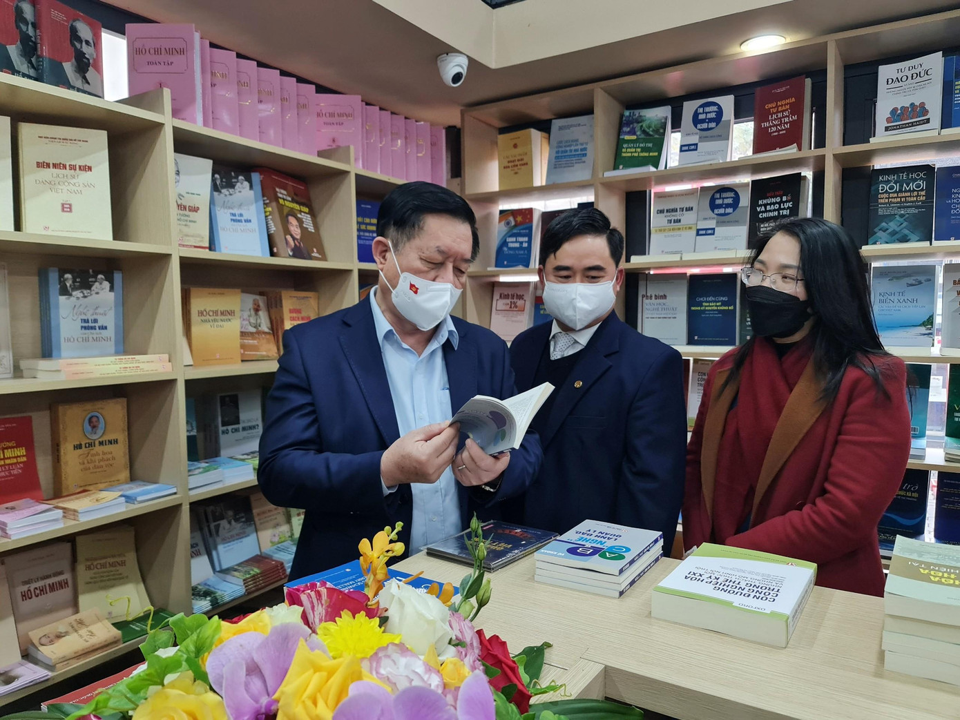 Tại đây, ông Nguyễn Trọng Nghĩa đánh giá cao gian hàng của Nhà xuất bản Chính trị Quốc gia Sự thật với nhiều đầu sách hay cùng cách bố trí sách trên tàu điện Hà Nội, tạo cảm hứng cho bạn đọc. Tại đây, ông Nguyễn Trọng Nghĩa đánh giá cao gian hàng của Nhà xuất bản Chính trị Quốc gia Sự thật với nhiều đầu sách hay cùng cách bố trí sách trên tàu điện Hà Nội, tạo cảm hứng cho bạn đọc.