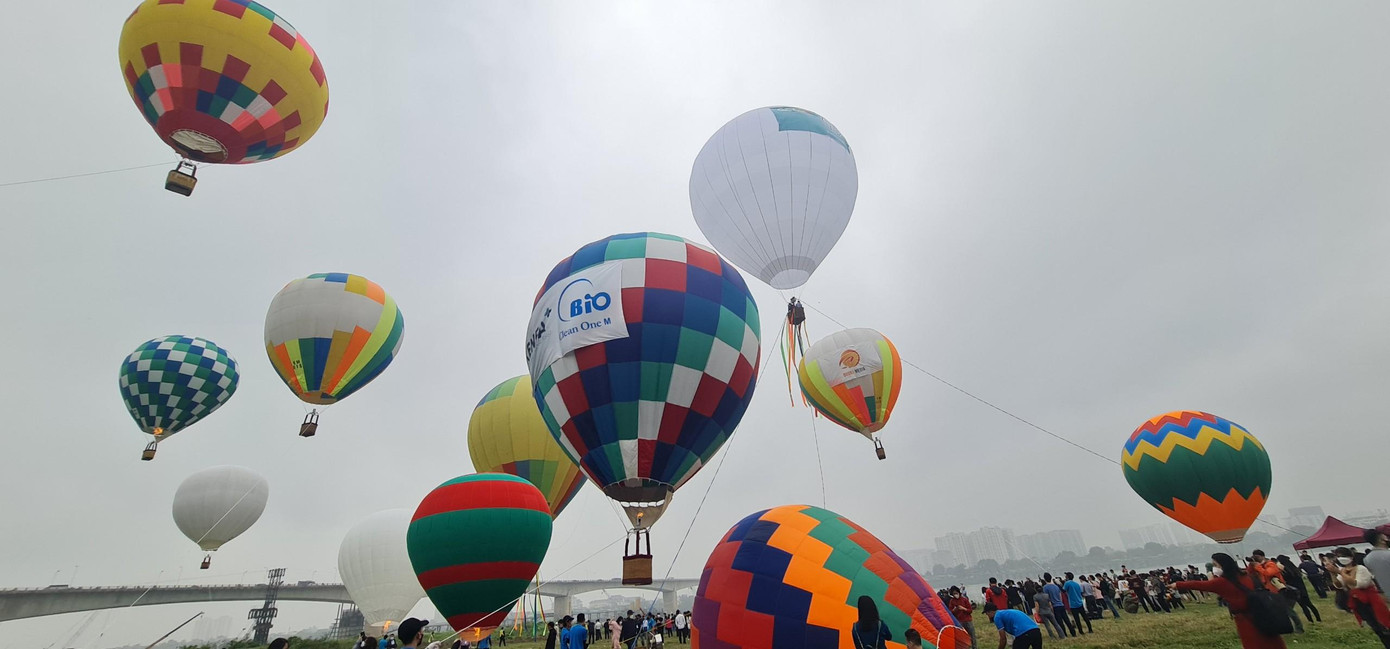 Điểm nhấn đặc biệt là "Bay trải nghiệm với khinh khí cầu ngắm cảnh Hà Nội từ trên cao". Đây là lần đầu tiên ở Việt Nam sử dụng cùng lúc nhiều khinh khí cầu để tạo nên hình ảnh đẹp mắt phục vụ công chúng. Điểm nhấn đặc biệt là "Bay trải nghiệm với khinh khí cầu ngắm cảnh Hà Nội từ trên cao". Đây là lần đầu tiên ở Việt Nam sử dụng cùng lúc nhiều khinh khí cầu để tạo nên hình ảnh đẹp mắt phục vụ công chúng.