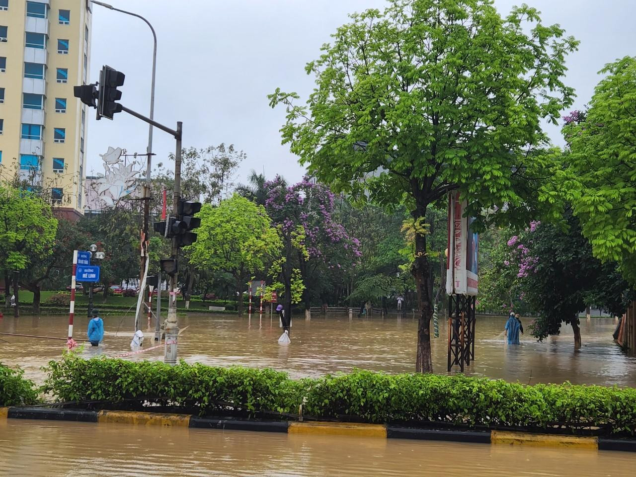 Thông tin từ Ban Chỉ huy Phòng chống thiên tai và Tìm kiếm cứu nạn tỉnh Vĩnh Phúc cho biết, trận mưa to kéo dài trên địa bàn đã khiến nhiều khu vực ngập sâu. Được biết, tổng lượng mưa lớn nhất là huyện Tam Đảo với 321mm, thành phố Vĩnh Yên là 268mm, Tam Dương trên 249mm.