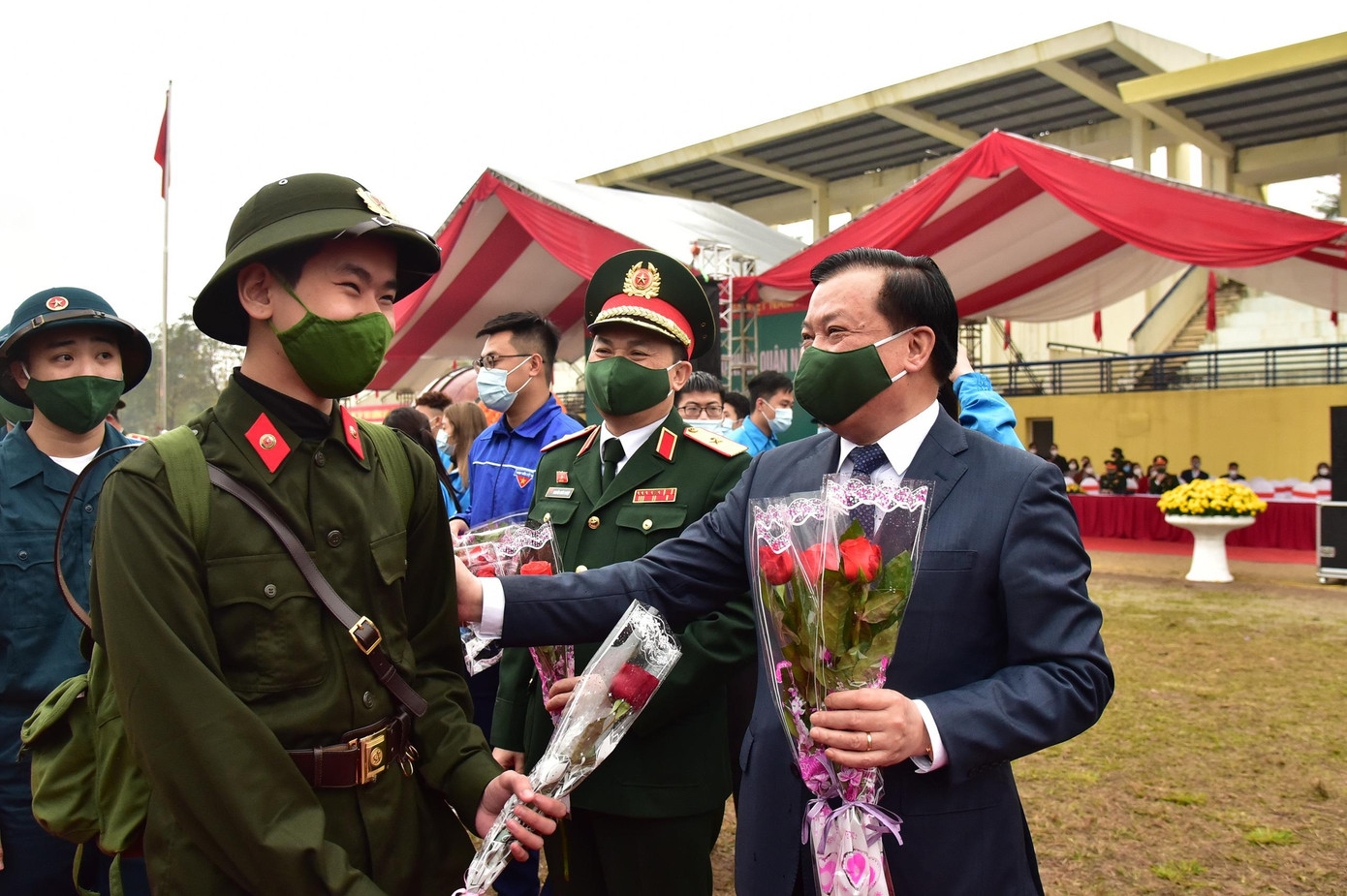 Bí thư Thành ủy Hà Nội Đinh Tiến Dũng động viên các tân binh trước khi lên đường nhập ngũ