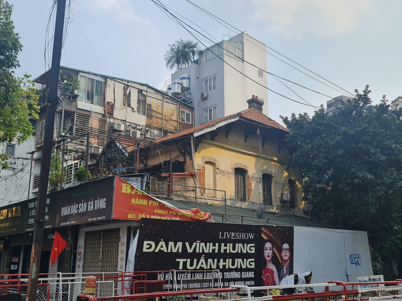 Căn biệt thự cũ tại số 3 Điện Biên Phủ, phường Cửa Nam, quận Hoàn Kiếm nằm lọt thỏm giữa hàng quán.