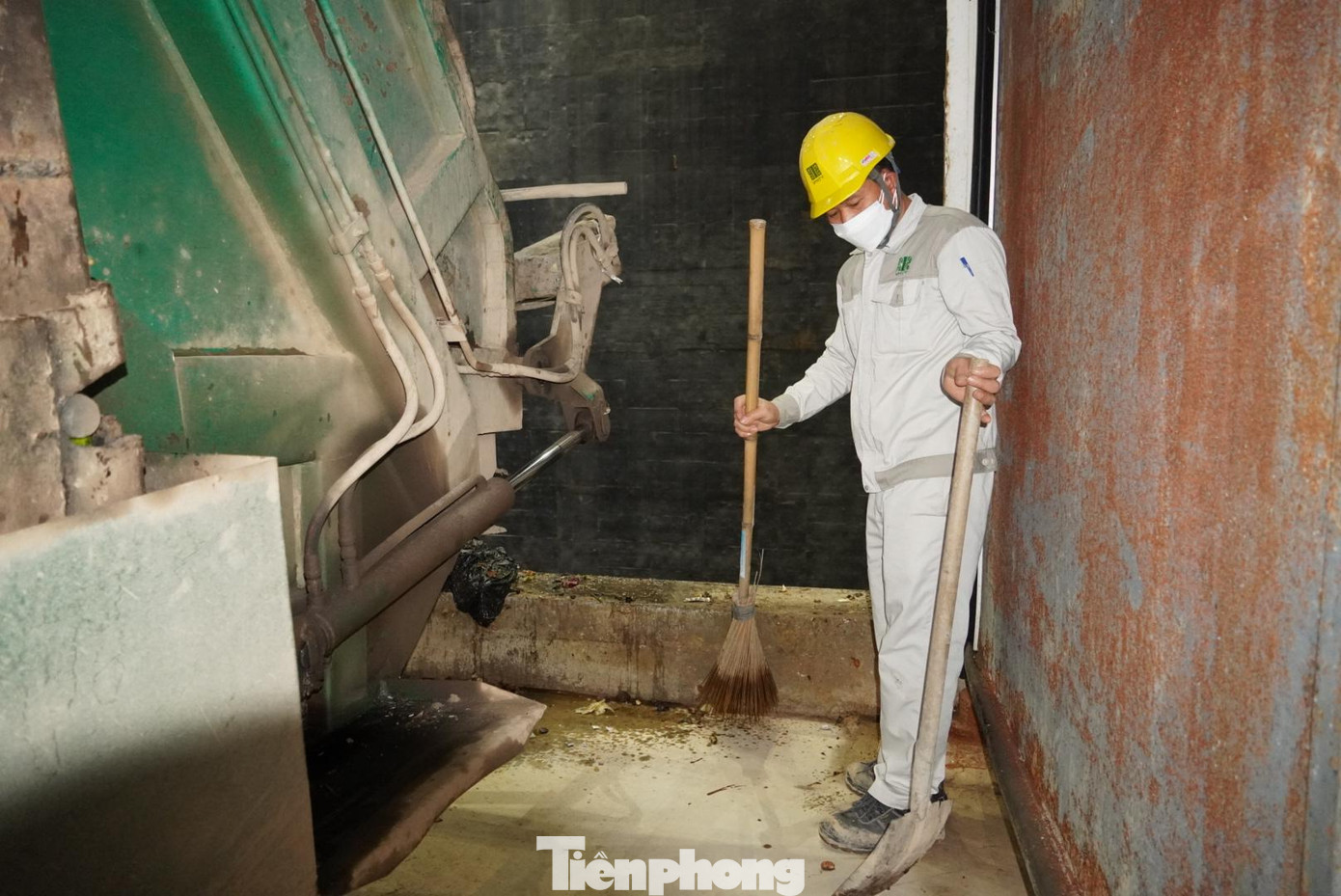 Nhà máy có khu vực xử lý khí thải và hệ thống khử mùi ngay từ đầu vào. Phần muội than (chiếm khoảng 3% tổng khối lượng) sẽ bị thu lại và đem đi chôn lấp. Khí thải sau khi được xử lý sẽ được xả ra 2 ống khói cao tới 85 mét.