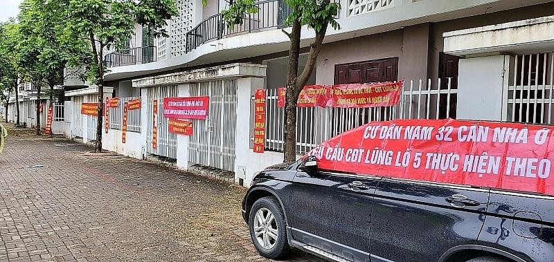 Người dân treo băng rôn yêu cầu CĐT Lũng Lô 5 thực hiện dự án Khu đô thị mới Nam đường 32