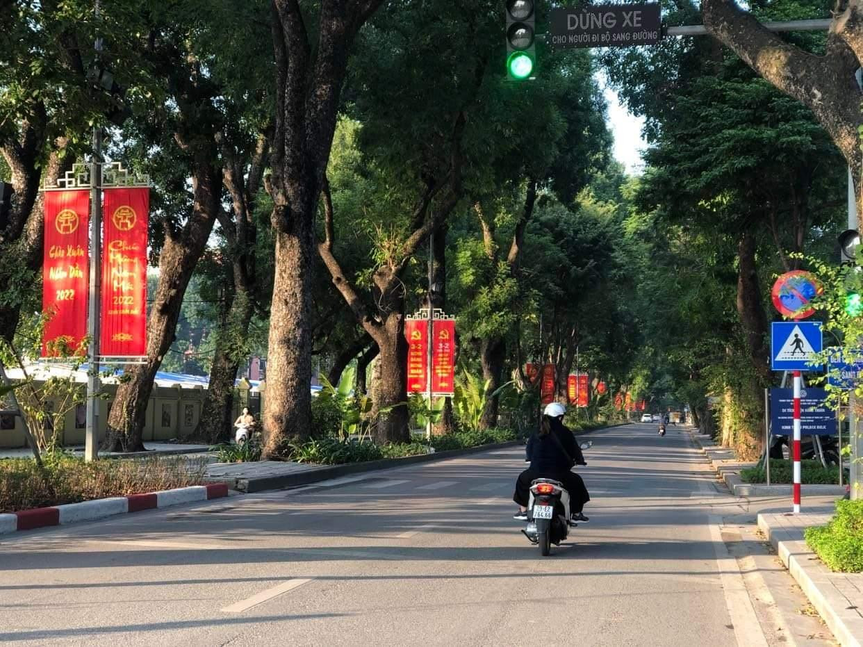 Đường phố Hà Nội đến thời điểm này vẫn chưa có nhiều điểm nhấn trang trí Đường phố Hà Nội đến thời điểm này vẫn chưa có nhiều điểm nhấn trang trí