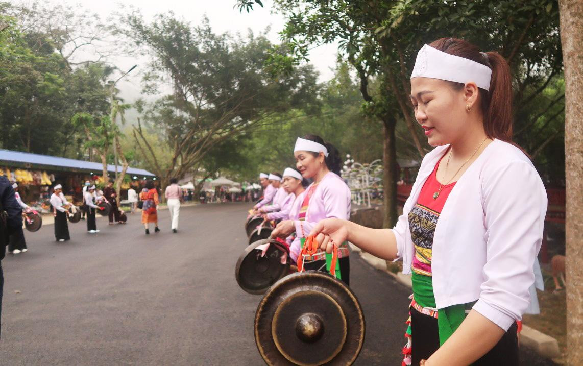 Dân tộc Mường có những nét văn hóa đặc sắc riêng từ phong tục tập quán, ngôn ngữ đến sinh hoạt cộng đồng, trong đó có nghệ thuật cồng chiêng. Huyện Ba Vì đã và đang tích cực bảo tồn, phát huy giá trị văn hóa cồng chiêng trong đời sống của người Mường, góp phần làm phong phú thêm bản sắc văn hóa các dân tộc Việt Nam.