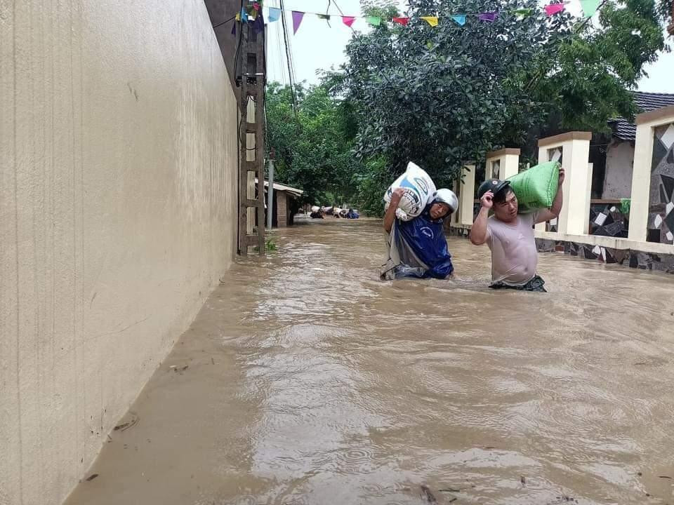 Ở thành phố Vĩnh Yên, nhiều tuyến đường bị ngập sâu khiến giao thông tê liệt, dù trước mùa mưa bão địa phương này đã chủ động nâng cấp, sửa chữa các tuyến đường, các tuyến cống có dấu hiệu hư hỏng, xuống cấp.