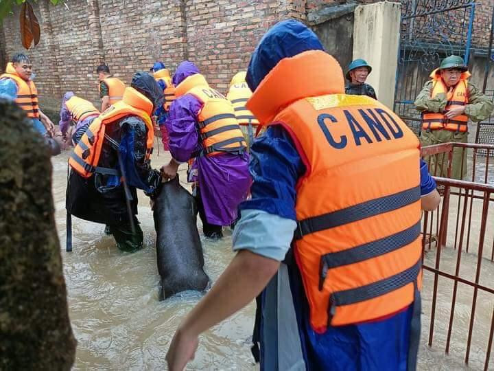 Lực lượng Công an, Quân đội huy động 100% lực lượng hỗ trợ người dân