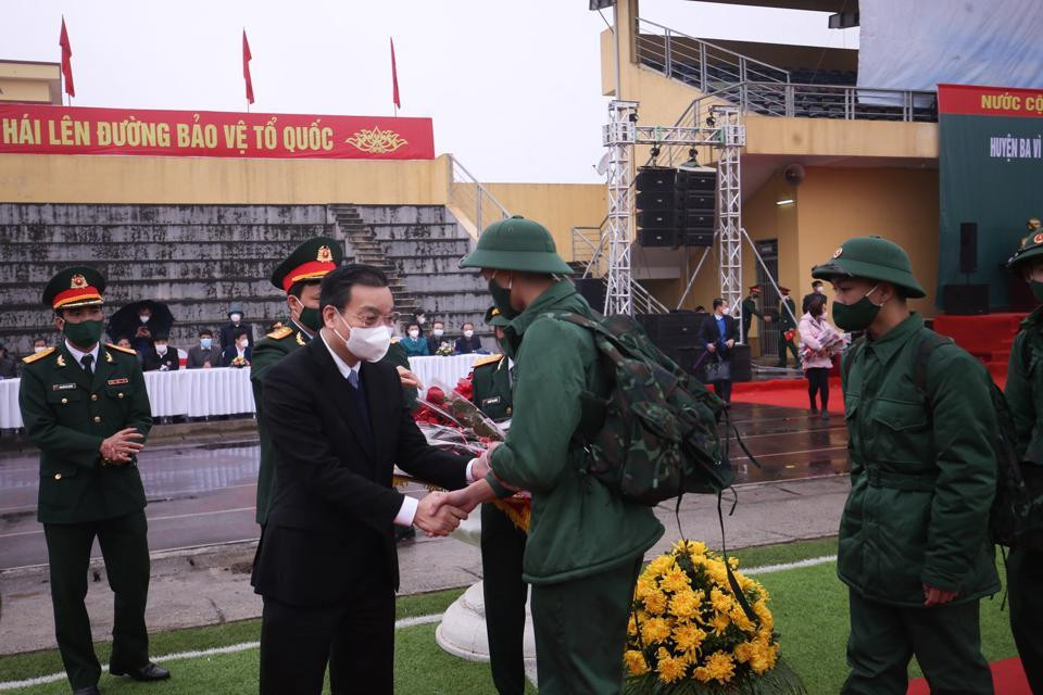 Trước đó, để tiếp thêm động lực cho thanh niên phấn khởi tòng quân, thực hiện nghĩa vụ thiêng liêng với Tổ quốc, các quận, huyện đã tổ chức nói chuyện truyền thống, giao lưu trực tuyến. Đặc biệt, toàn thành phố đã tổ chức 32 lớp đối tượng đảng cho 1.789 công dân là đoàn viên ưu tú (công dân nhập ngũ có 1.562 người; công dân thực hiện nghĩa vụ tham gia Công an Nhân dân có 227 người). Ảnh: Ngọc Tú