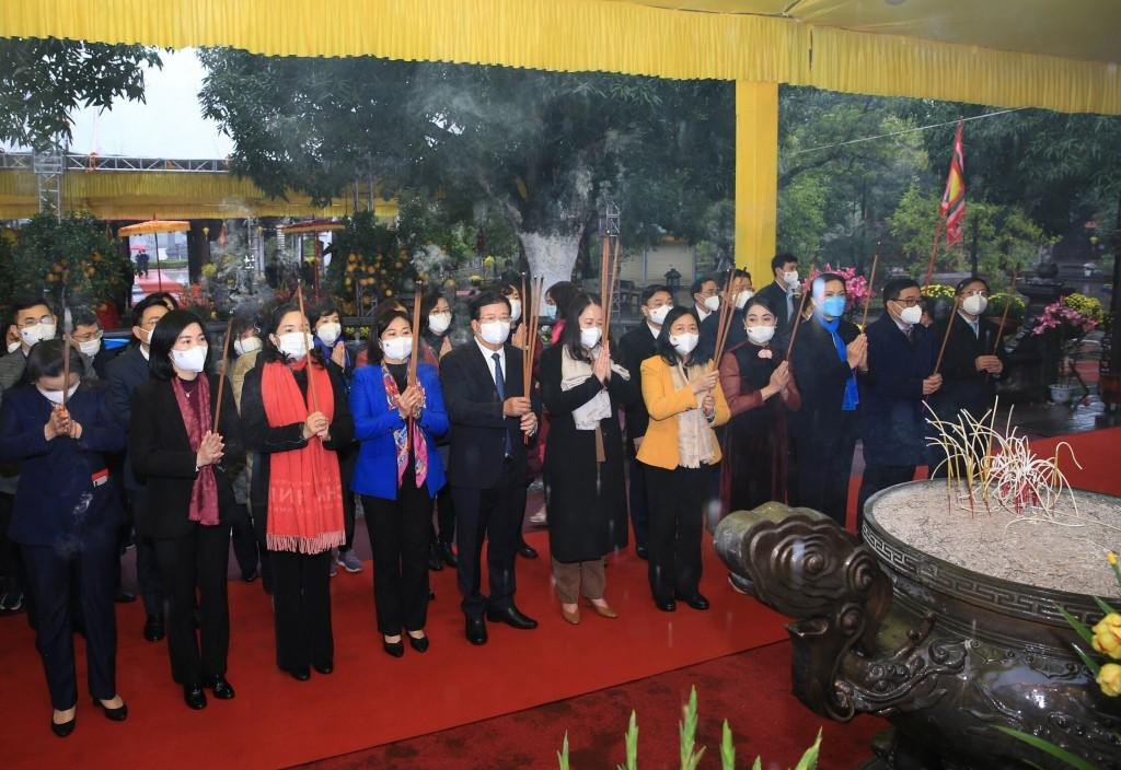 Lễ dâng hương tại đền Hai Bà Trưng Lễ dâng hương tại đền Hai Bà Trưng