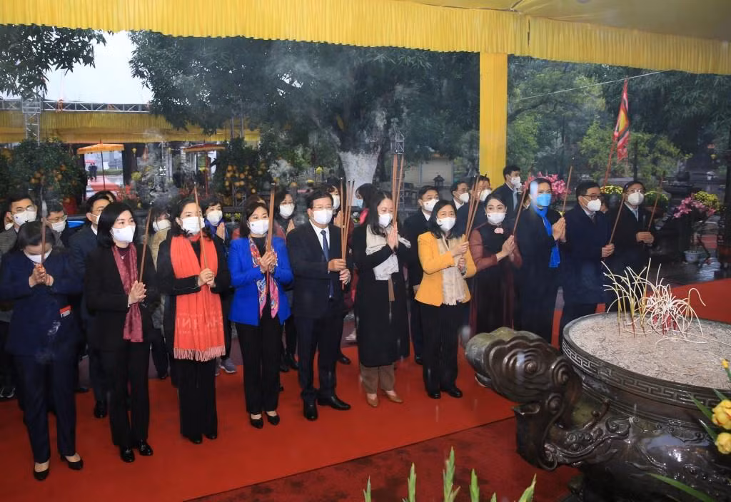 Lễ dâng hương tại đền Hai Bà Trưng Lễ dâng hương tại đền Hai Bà Trưng