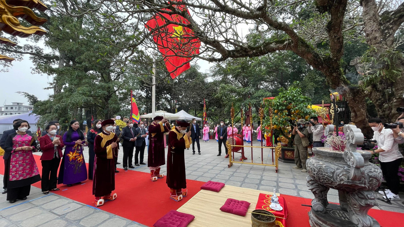Tên gọi Tây Thiên mang ý nghĩa là “Nơi các nhà sư Tây Thiên (Ấn Độ) tu hành”, được đặt để ghi nhớ giáo đoàn đầu tiên tới từ Ấn Độ vào Việt Nam truyền đạo. Vào thế kỷ III trước công nguyên, phái bộ thứ tám của vua A Dục đã tới nơi đây hoằng dương Phật pháp. Tên gọi Tây Thiên mang ý nghĩa là “Nơi các nhà sư Tây Thiên (Ấn Độ) tu hành”, được đặt để ghi nhớ giáo đoàn đầu tiên tới từ Ấn Độ vào Việt Nam truyền đạo. Vào thế kỷ III trước công nguyên, phái bộ thứ tám của vua A Dục đã tới nơi đây hoằng dương Phật pháp.