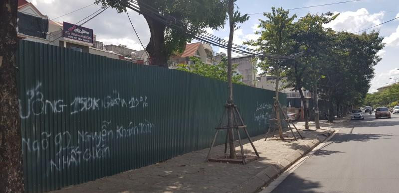 Dự án mương Nghĩa Đô bị quây rào hơn 3 năm nay. Dự án mương Nghĩa Đô bị quây rào hơn 3 năm nay.