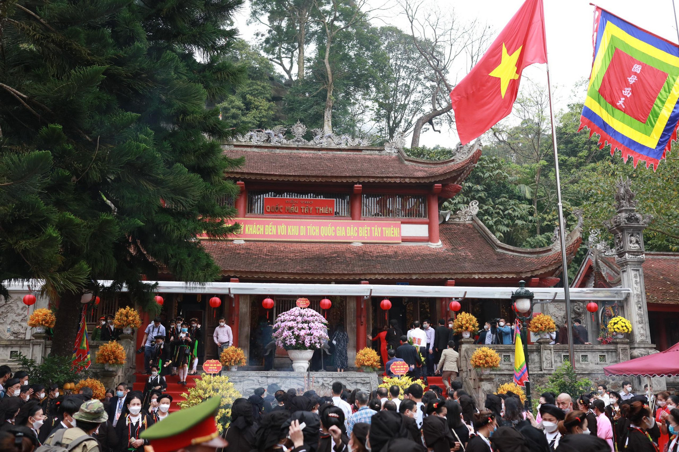 Để tưởng nhớ Quốc Mẫu Tây Thiên, hằng năm vào ngày 15/2 âm lịch, dân trong vùng lại mở hội để cùng khách thập phương tưởng nhớ công đức, tỏ lòng biết ơn và cầu xin Quốc Mẫu phù hộ cho bình an, may mắn. Trẩy hội Tây Thiên mỗi năm có hàng ngàn du khách thập phương không ngại đường xa, vượt núi, trèo đèo lên dâng hương kính Mẫu để mong được hưởng sự chở che của Quốc Mẫu Tây Thiên. Để tưởng nhớ Quốc Mẫu Tây Thiên, hằng năm vào ngày 15/2 âm lịch, dân trong vùng lại mở hội để cùng khách thập phương tưởng nhớ công đức, tỏ lòng biết ơn và cầu xin Quốc Mẫu phù hộ cho bình an, may mắn. Trẩy hội Tây Thiên mỗi năm có hàng ngàn du khách thập phương không ngại đường xa, vượt núi, trèo đèo lên dâng hương kính Mẫu để mong được hưởng sự chở che của Quốc Mẫu Tây Thiên.