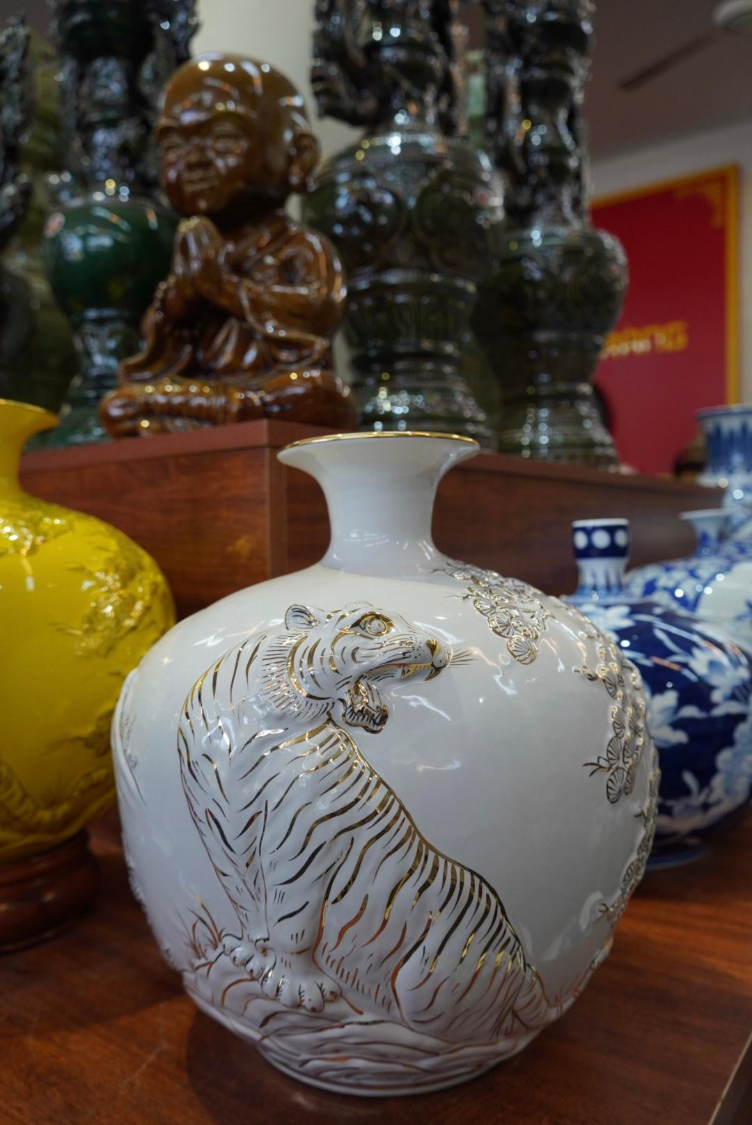 Bình hút tài lộc Mãnh Hổ Thượng Sơn được bán ra thị trường với giá 3.250.000 đồng Bình hút tài lộc Mãnh Hổ Thượng Sơn được bán ra thị trường với giá 3.250.000 đồng