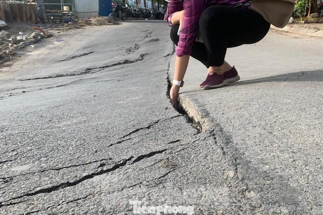 Hiện trường mặt đường sụt lún tại đường Vũ Tông Phan. Ảnh: Duy Phạm Hiện trường mặt đường sụt lún tại đường Vũ Tông Phan. Ảnh: Duy Phạm