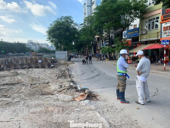 Đến sáng 15/6, mặt đường đã được hoàn trả nguyên trạng. Ảnh: Duy Phạm Đến sáng 15/6, mặt đường đã được hoàn trả nguyên trạng. Ảnh: Duy Phạm