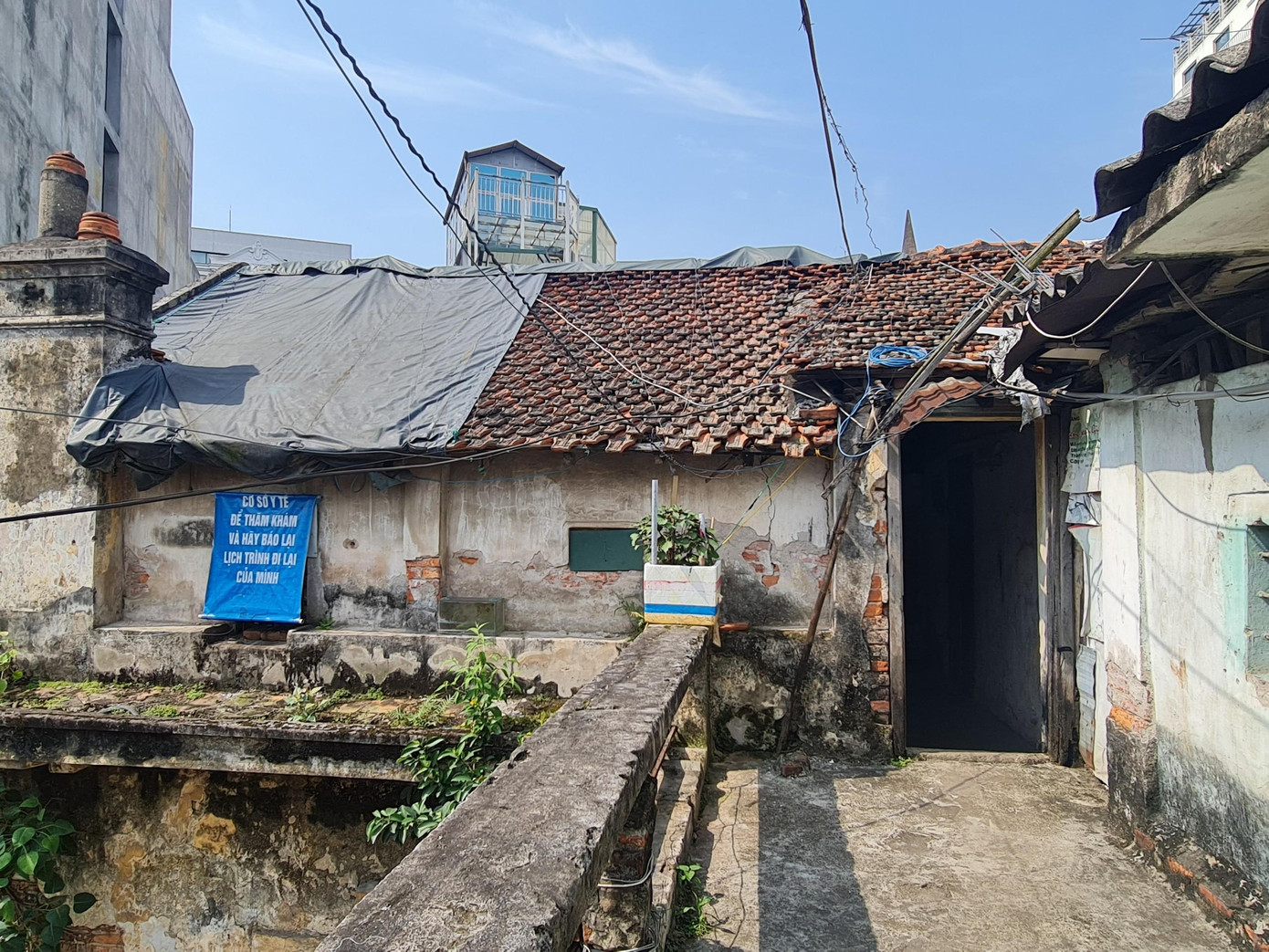 Ở đây có những hộ điều kiện hơn đã chuyển đi nơi ở mới, cho thuê lại căn hộ của mình