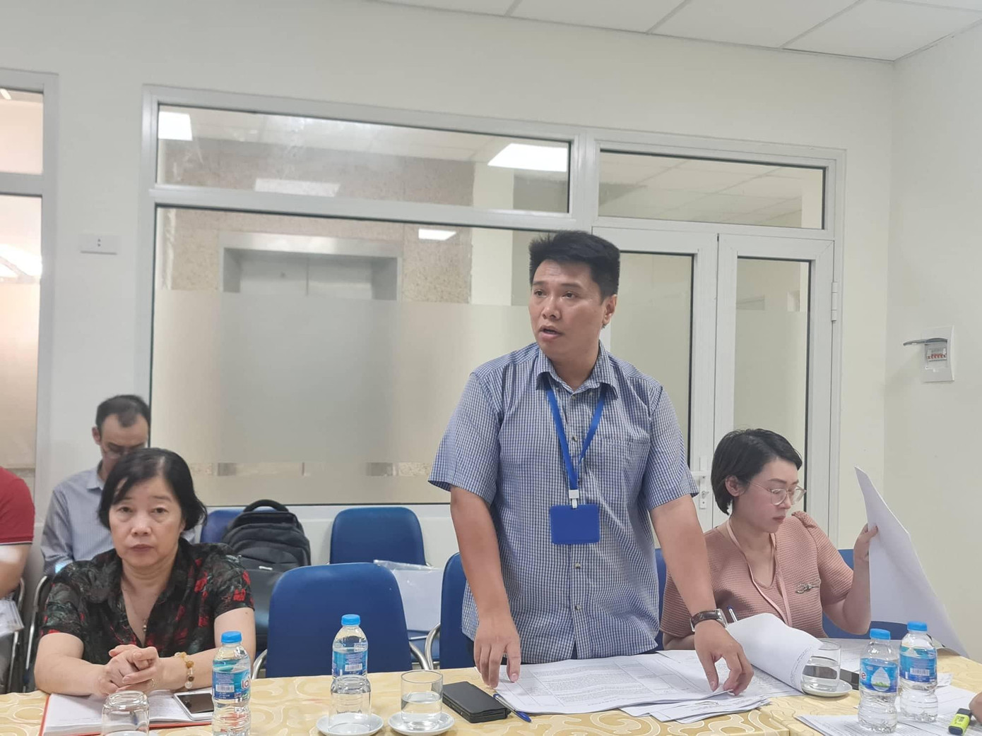 Ông Ngô Anh Toàn – Phó giám đốc ban QLDA đầu tư xây dựng quận Hoàn Kiếm đã trả lời kiến nghị của người dân liên quan đến hỗ trợ, bồi thường