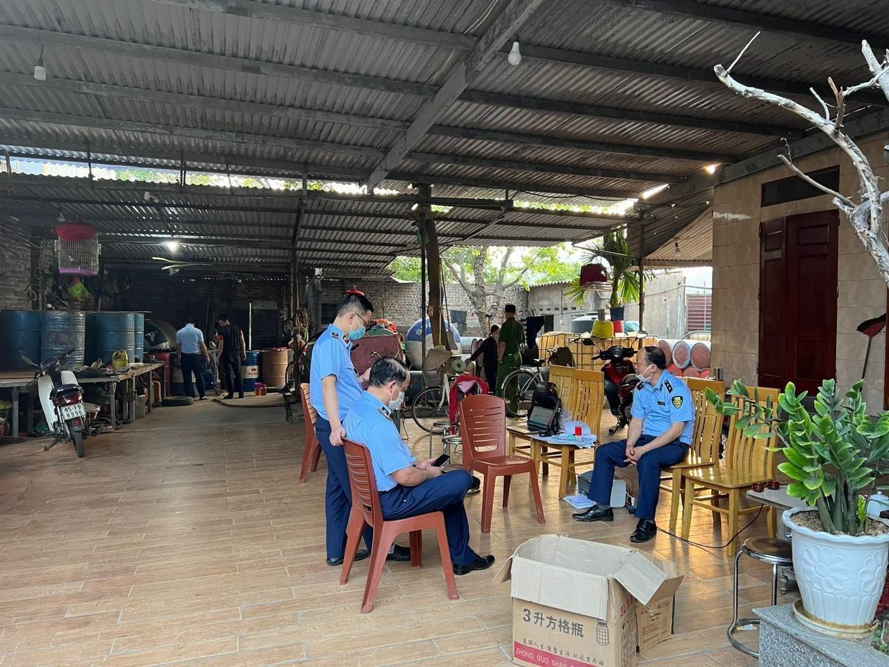 Toàn bộ số xăng dầu đã bị tạm giữ. Ảnh: QLTT Hà Nội Toàn bộ số xăng dầu đã bị tạm giữ. Ảnh: QLTT Hà Nội