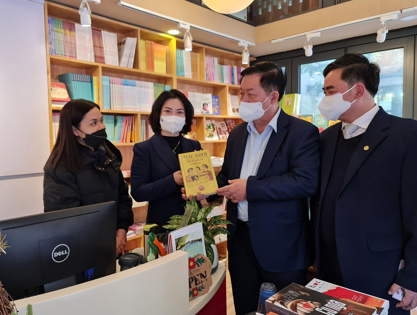 Doanh thu của toàn bộ các hoạt động kinh doanh tại Phố sách Xuân Nhâm Dần 2022 ước đạt trên 6 tỷ đồng. Tổng số bản sách bán ra là trên 120 nghìn bản, trong đó, doanh thu từ sách đạt gần 5 tỷ đồng, số còn lại là doanh thu từ các hoạt động khác. Doanh thu của toàn bộ các hoạt động kinh doanh tại Phố sách Xuân Nhâm Dần 2022 ước đạt trên 6 tỷ đồng. Tổng số bản sách bán ra là trên 120 nghìn bản, trong đó, doanh thu từ sách đạt gần 5 tỷ đồng, số còn lại là doanh thu từ các hoạt động khác.