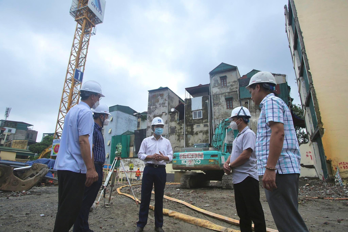 Phó Chủ tịch UBND quận Đống Đa Hà Anh Tuấn kiểm tra hiện trường xử lý công trình vi phạm Phó Chủ tịch UBND quận Đống Đa Hà Anh Tuấn kiểm tra hiện trường xử lý công trình vi phạm
